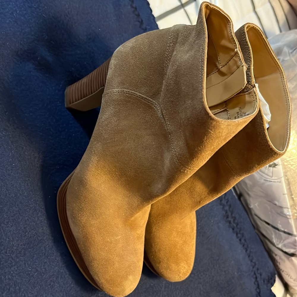 Boots, Nine West, platform ankle length, tan in color, size 8
